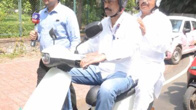 प्रधानमंत्री के आहवान पर लग्जरी कार छोड़ इलेक्ट्रिक स्कूटी से मंत्रालय पहुंचे ऊर्जा मंत्री  तोमर