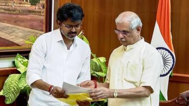 तमिलनाडु में सरकार गठन की हलचल तेज, चौथी बार राज्यपाल से मिले विजय
