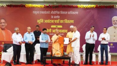 मुख्यमंत्री योगी आदित्यनाथ ने 17 निवेशकों को सौंपे आवंटन पत्र