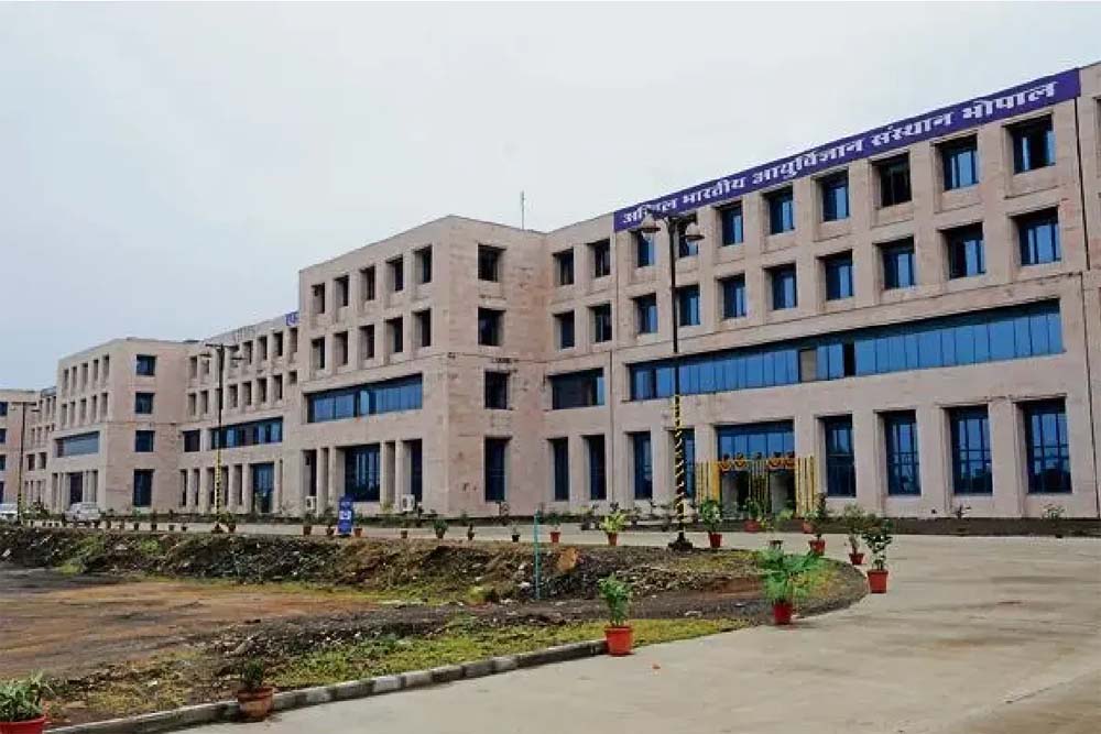 7 महीने से लकवाग्रस्त महिला को एम्स में नई जिंदगी, रीढ़ के रास्ते दी दवा से खुलीं नसें