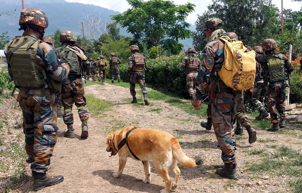 श्रीनगर में बड़ी कार्रवाई: नाका चेकिंग के दौरान 2 संदिग्ध आतंकी गिरफ्तार, हथियार और LeT पोस्टर बरामद