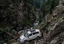 कश्मीर के पहलगाम में बड़ा हादसा, खाई में गिरी पर्यटकों की गाड़ी; 2 की मौत, 4 घायल