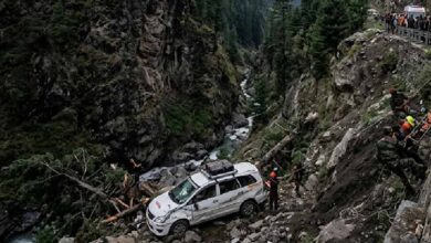 कश्मीर के पहलगाम में बड़ा हादसा, खाई में गिरी पर्यटकों की गाड़ी; 2 की मौत, 4 घायल