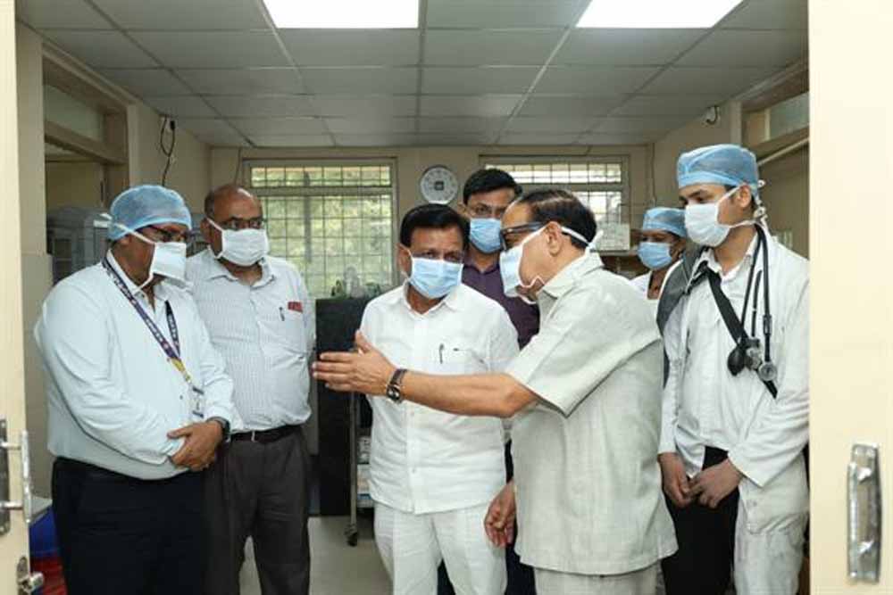 उप मुख्यमंत्री देवड़ा इंदौर में देवास अग्निकांड के घायलों से मिले चिकित्सकों को दिये बेहतर उपचार के निर्देश उप मुख्यमंत्री देवड़ा इंदौर में देवास अग्निकांड के घायलों से मिले चिकित्सकों को दिये बेहतर उपचार के निर्देश
