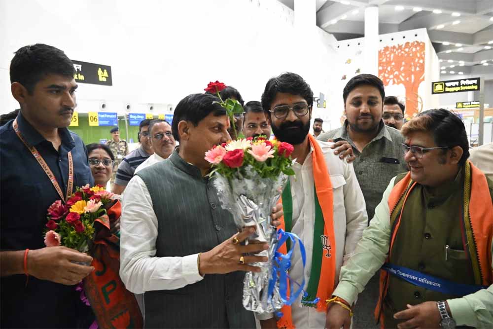 डुमना एयरपोर्ट पर मुख्यमंत्री डॉ यादव का आत्मीय स्वागत. डुमना एयरपोर्ट पर मुख्यमंत्री डॉ यादव का आत्मीय स्वागत.