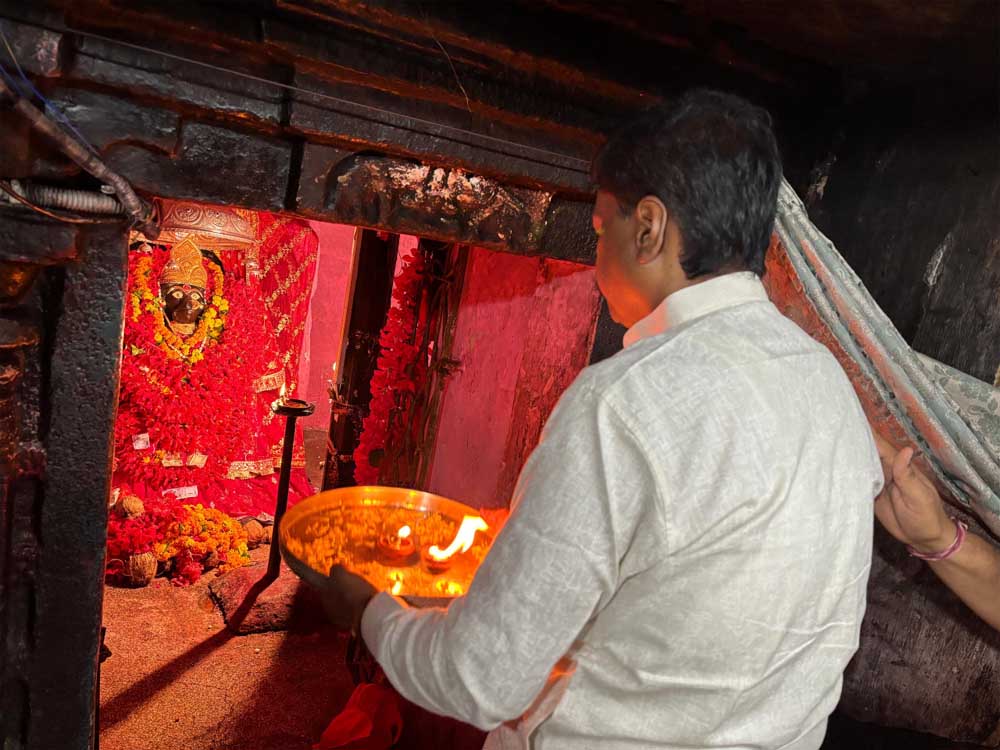 वन मंत्री केदार कश्यप ने किए मां दंतेश्वरी के दर्शन, प्रदेश की सुख-समृद्धि और खुशहाली की कामना की वन मंत्री केदार कश्यप ने किए मां दंतेश्वरी के दर्शन, प्रदेश की सुख-समृद्धि और खुशहाली की कामना की