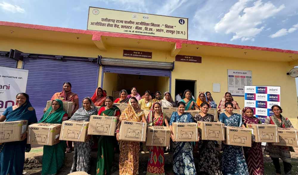 मुख्यमंत्री  विष्णु देव साय की घोषणा का त्वरित असर: कोसरंगी की दीदियों को मिली 50 निःशुल्क सिलाई मशीनें