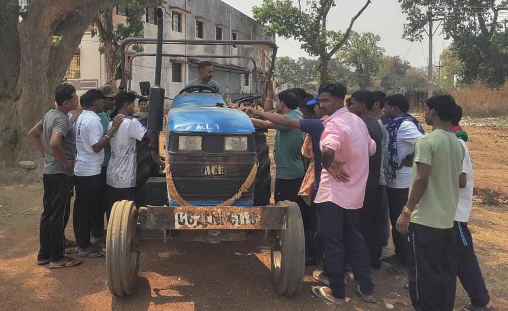 बंदूक से खेती तक: नारायणपुर में आत्मसमर्पित नक्सलियों ने थामा ट्रैक्टर, शुरू की नई जिंदगी बंदूक से खेती तक: नारायणपुर में आत्मसमर्पित नक्सलियों ने थामा ट्रैक्टर, शुरू की नई जिंदगी