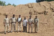 गोबरानवापारा में रेत के अवैध उत्खनन-भण्डारण पर खनिज विभाग की बड़ी कार्रवाई, 2 पोकलेन जब्त-सील