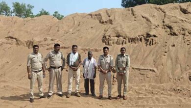गोबरानवापारा में रेत के अवैध उत्खनन-भण्डारण पर खनिज विभाग की बड़ी कार्रवाई, 2 पोकलेन जब्त-सील