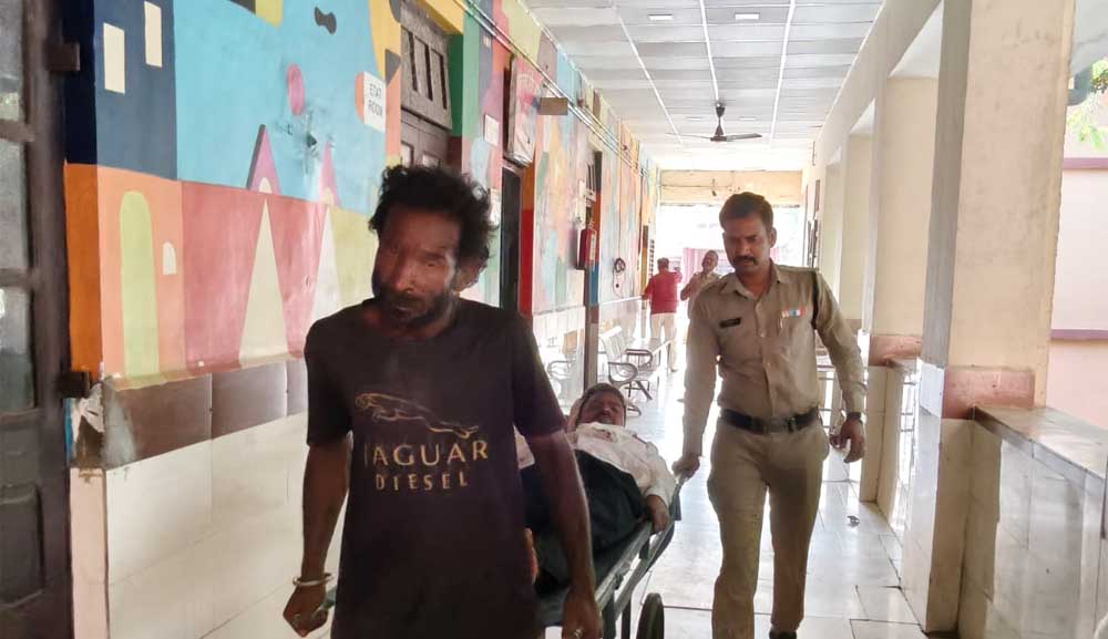 रतलाम के डायल-112 हीरोज सड़क दुर्घटना में घायल 02 व्यक्तियों को त्वरित सहायता से पहुँचाया अस्पताल रतलाम के डायल-112 हीरोज सड़क दुर्घटना में घायल 02 व्यक्तियों को त्वरित सहायता से पहुँचाया अस्पताल