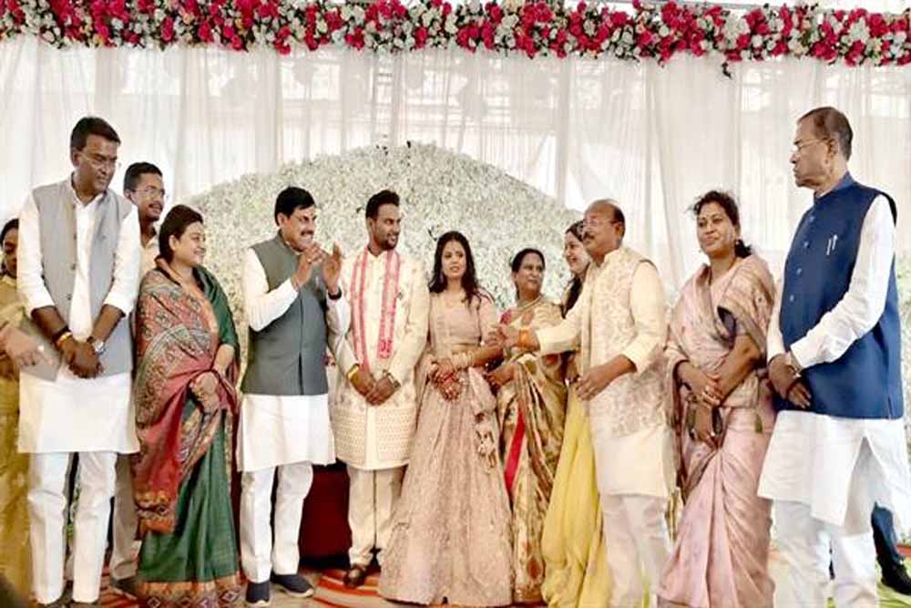 मुख्यमंत्री डॉ. यादव राज्य मंत्री जायसवाल के पुत्र के विवाह समारोह में हुए शामिल