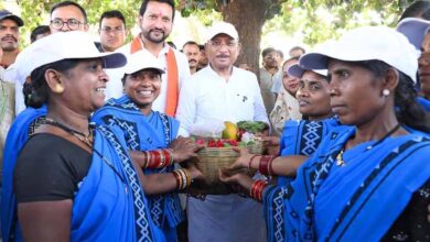 सुशासन तिहार: सरोधी में महिला स्व सहायता समूह ने मुख्यमंत्री को भेंट की स्थानीय उत्पादों की टोकरी