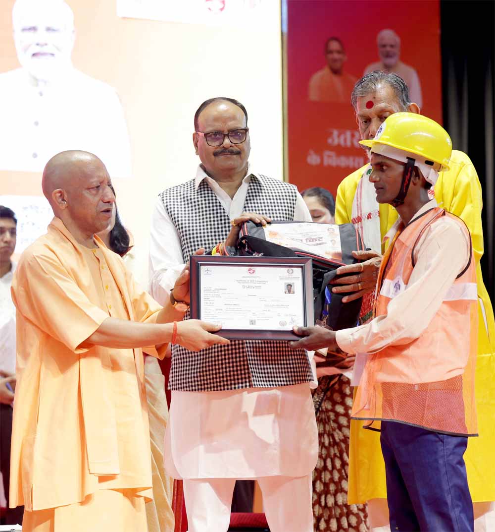 हर श्रमिक परिवार को मिलेगी स्वास्थ्य सुरक्षा: सीएम योगी