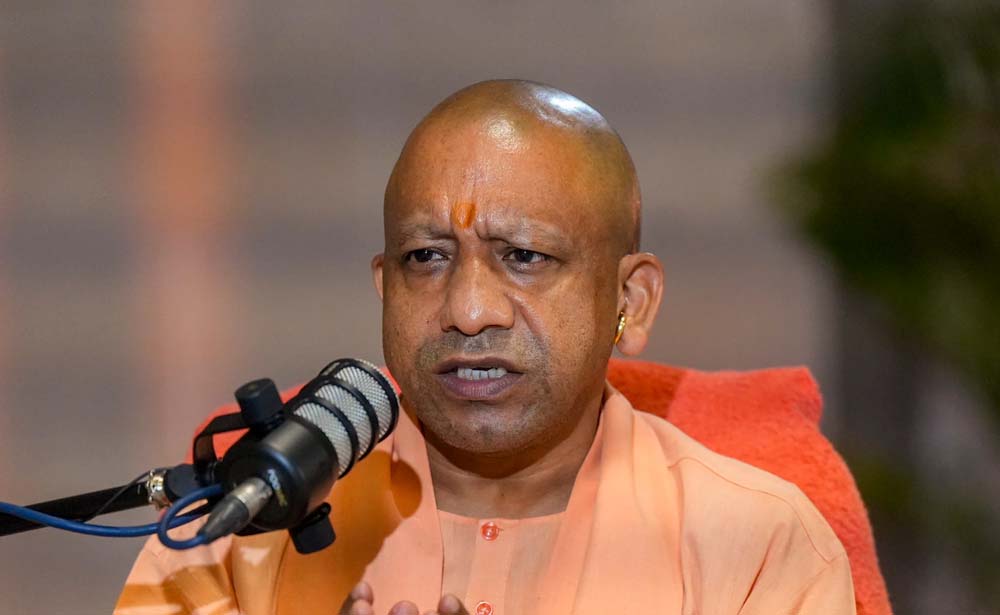 मदर्स डे स्पेशल: मां के आंसू पोंछकर परिवार में खुशियों का उजाला फैलाते हैं सीएम योगी