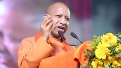 अयोध्या बनाम मथुरा राजनीति गरमाई: योगी का अखिलेश पर तीखा हमला अयोध्या बनाम मथुरा राजनीति गरमाई: योगी का अखिलेश पर तीखा हमला
