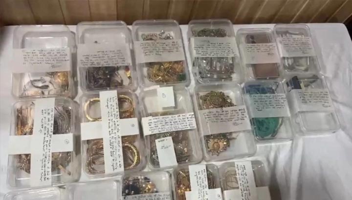 12 करोड़ की सनसनीखेज चोरी का खुलासा, 7 किलो सोना-1 किलो चांदी लेकर फरार हुए पति-पत्नी और साली गिरफ्तार 12 करोड़ की सनसनीखेज चोरी का खुलासा, 7 किलो सोना-1 किलो चांदी लेकर फरार हुए पति-पत्नी और साली गिरफ्तार