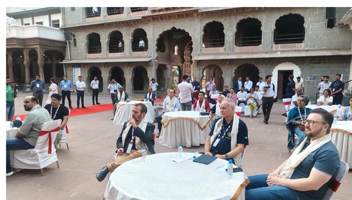 BRICS Agriculture Conference: इंदौर की हेरिटेज वॉक पर निकले विदेशी मेहमान, जाना होलकरकालीन इतिहास BRICS Agriculture Conference: इंदौर की हेरिटेज वॉक पर निकले विदेशी मेहमान, जाना होलकरकालीन इतिहास