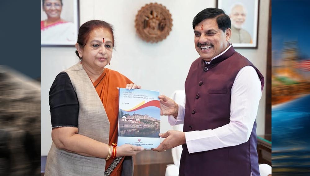 मुख्यमंत्री डॉ. यादव को ट्रेजर्स ऑफ ताप्ती वैली एण्ड बुरहानपुर की प्रति भेंट मुख्यमंत्री डॉ. यादव को ट्रेजर्स ऑफ ताप्ती वैली एण्ड बुरहानपुर की प्रति भेंट