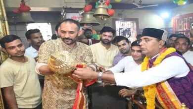 मंत्री सारंग ने प्रधानमंत्री मोदी के नाम से छोला मंदिर में हनुमान जी को गदा की अर्पित