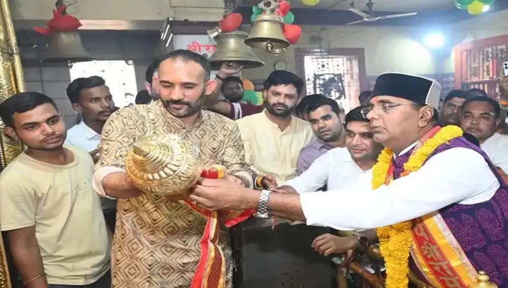 मंत्री सारंग ने प्रधानमंत्री मोदी के नाम से छोला मंदिर में हनुमान जी को गदा की अर्पित मंत्री सारंग ने प्रधानमंत्री मोदी के नाम से छोला मंदिर में हनुमान जी को गदा की अर्पित