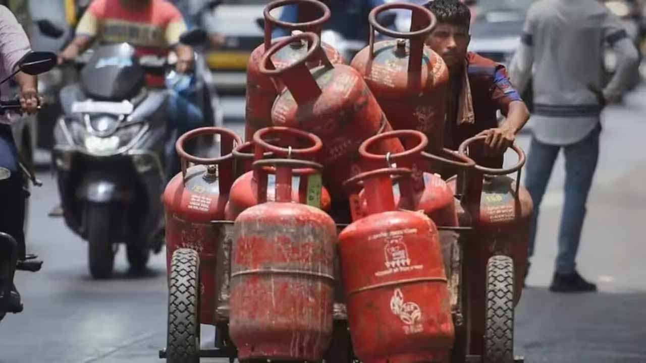 एलपीजी सिलेंडर की लागत 1600 रुपये के पार, हर सिलेंडर पर 700 रुपये की अंडर-रिकवरी