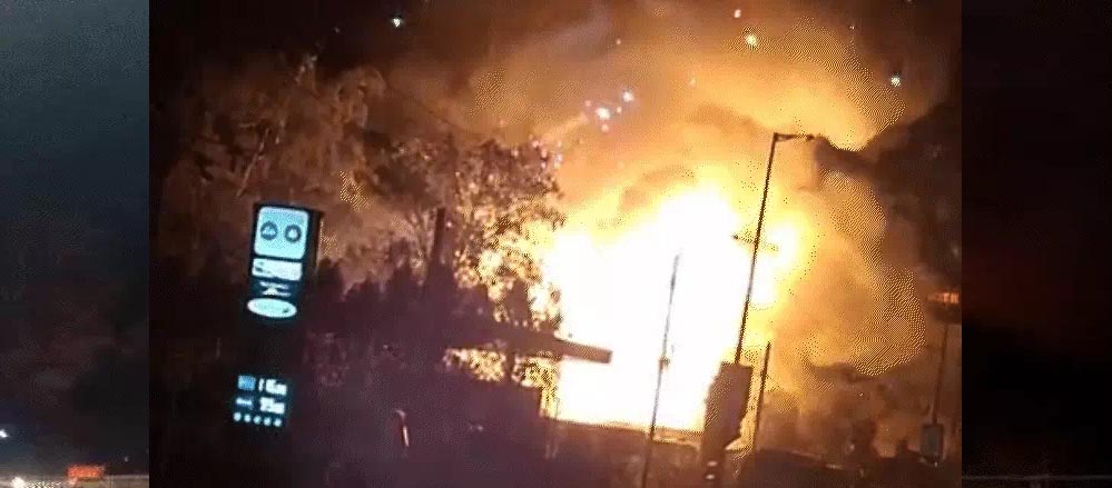 बैरागढ़ रोड पर पटाखा दुकान में भीषण आग, धमाकों से दहला इलाका; 70 फीट तक उठीं लपटें बैरागढ़ रोड पर पटाखा दुकान में भीषण आग, धमाकों से दहला इलाका; 70 फीट तक उठीं लपटें