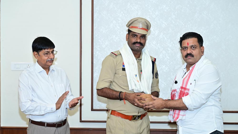 रायपुर : शौर्य चक्र से सम्मानित वीर जवानों से मिले उप मुख्यमंत्री विजय शर्मा रायपुर : शौर्य चक्र से सम्मानित वीर जवानों से मिले उप मुख्यमंत्री विजय शर्मा