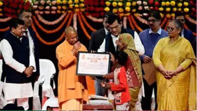सीएम योगी ने विभिन्न योजनाओं के लाभार्थियों को वितरित किए प्रमाणपत्र और सहायता राशि सीएम योगी ने विभिन्न योजनाओं के लाभार्थियों को वितरित किए प्रमाणपत्र और सहायता राशि