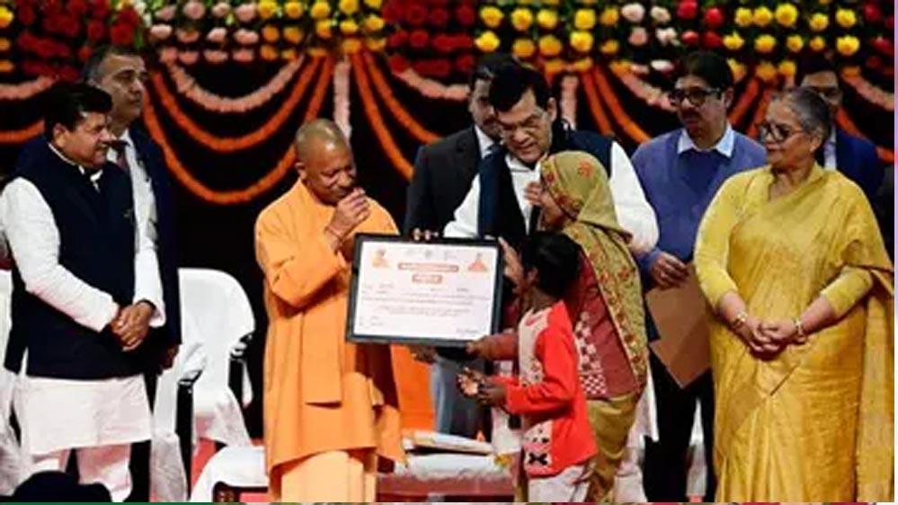 सीएम योगी ने विभिन्न योजनाओं के लाभार्थियों को वितरित किए प्रमाणपत्र और सहायता राशि सीएम योगी ने विभिन्न योजनाओं के लाभार्थियों को वितरित किए प्रमाणपत्र और सहायता राशि