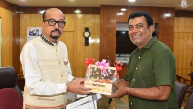 राज्यपाल डेका को जगदलपुर के ट्री मैन ने भेंट की मियाजाकी आम राज्यपाल डेका को जगदलपुर के ट्री मैन ने भेंट की मियाजाकी आम