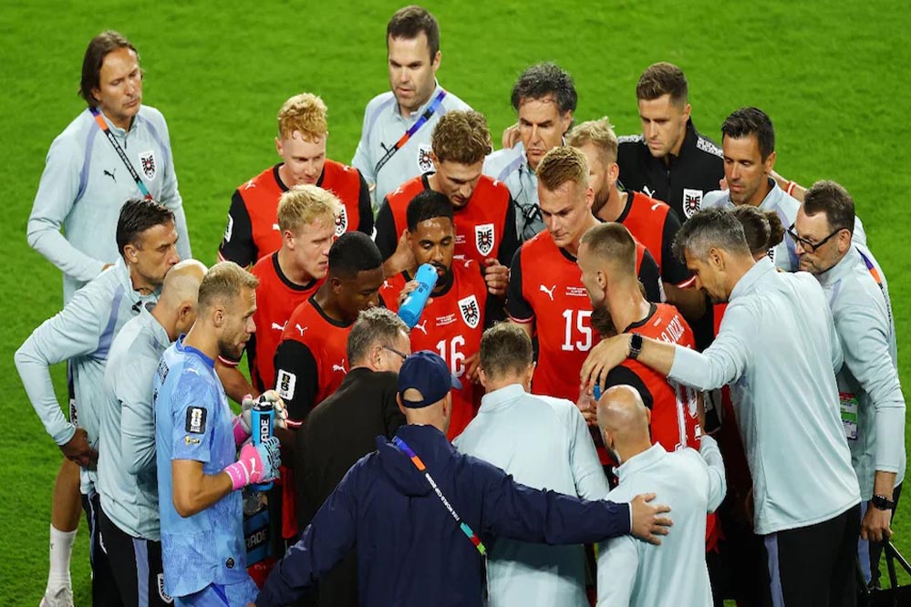 हाइड्रेशन ब्रेक या खेल में रुकावट? FIFA वर्ल्ड कप 2026 के नए नियम पर छिड़ी बहस, फीका पड़ रहा रोमांच! हाइड्रेशन ब्रेक या खेल में रुकावट? FIFA वर्ल्ड कप 2026 के नए नियम पर छिड़ी बहस, फीका पड़ रहा रोमांच!