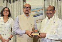 राज्यपाल रमेन डेका ने किया लोकसभा अध्यक्ष बिड़ला का आत्मीय स्वागत