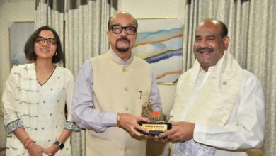 राज्यपाल रमेन डेका ने किया लोकसभा अध्यक्ष बिड़ला का आत्मीय स्वागत