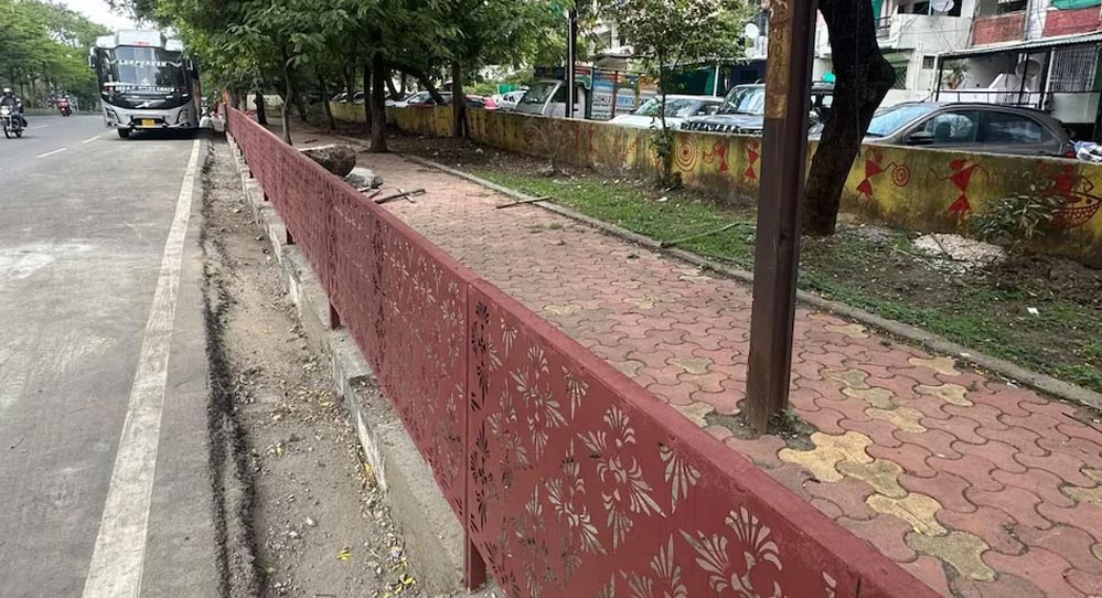 90 डिग्री ब्रिज के बाद भोपाल का नया ‘कमाल’, फुटपाथ बना दिया लेकिन पहुंचने का रास्ता ही नहीं छोड़ा 90 डिग्री ब्रिज के बाद भोपाल का नया ‘कमाल’, फुटपाथ बना दिया लेकिन पहुंचने का रास्ता ही नहीं छोड़ा