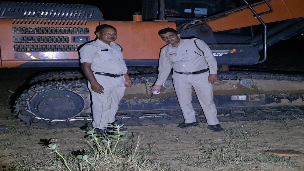 मुख्यमंत्री के कड़े निर्देशों का असर : अवैध खनन पर राज्य भर में हो रही कार्रवाई, धमतरी में 5 चैन माउंटेन मशीनें जब्त मुख्यमंत्री के कड़े निर्देशों का असर : अवैध खनन पर राज्य भर में हो रही कार्रवाई, धमतरी में 5 चैन माउंटेन मशीनें जब्त