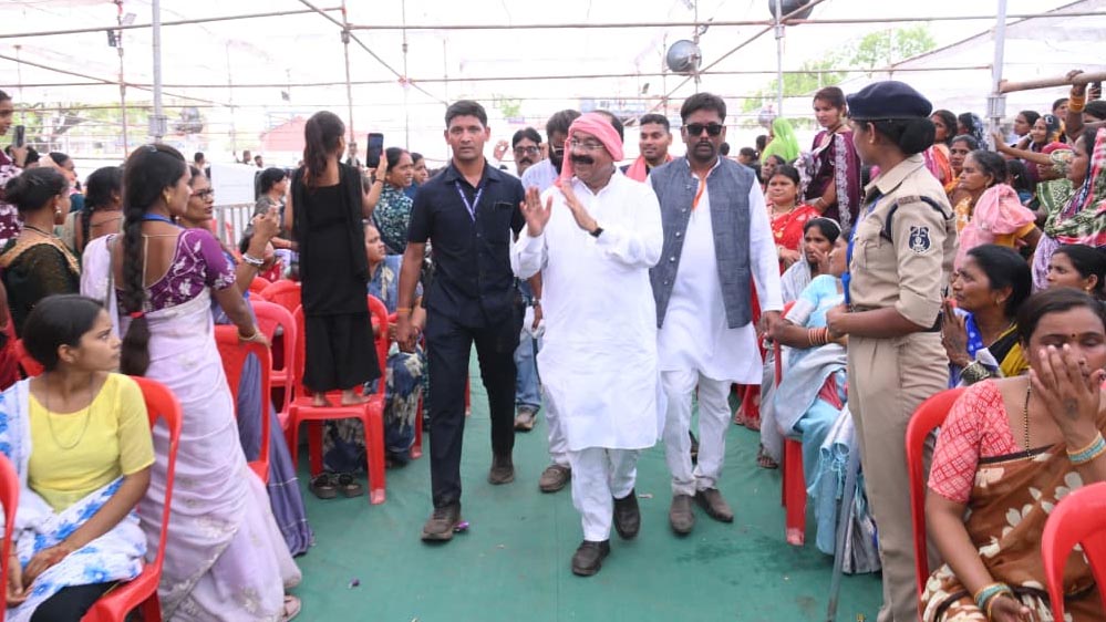 भारतीय राजनीति में पहली बार डिप्टी सीएम अरुण साव बने विधायक दूल्हे की बैलगाड़ी के सारथी भारतीय राजनीति में पहली बार डिप्टी सीएम अरुण साव बने विधायक दूल्हे की बैलगाड़ी के सारथी