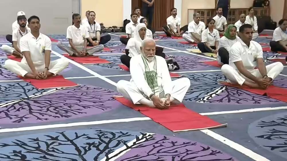 कोलकाता में योग दिवस पर बन सकता है नया रिकॉर्ड, पीएम मोदी के साथ 10 लाख लोगों के योग करने का दावा कोलकाता में योग दिवस पर बन सकता है नया रिकॉर्ड, पीएम मोदी के साथ 10 लाख लोगों के योग करने का दावा