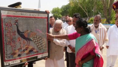 चीता परिवार को देखने के बाद राष्ट्रपति लौटीं दिल्ली, ग्वालियर एयरपोर्ट पर हुआ भव्य विदाई समारोह चीता परिवार को देखने के बाद राष्ट्रपति लौटीं दिल्ली, ग्वालियर एयरपोर्ट पर हुआ भव्य विदाई समारोह