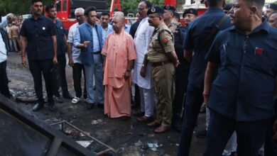 अलीगढ़ से सीधे अग्निकांड स्थल पहुंचे मुख्यमंत्री योगी