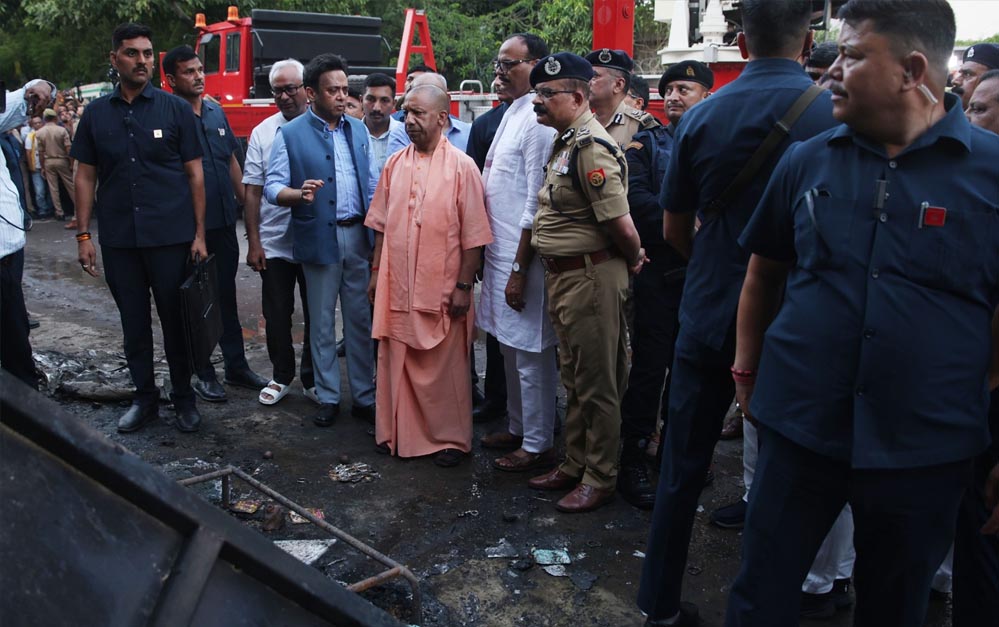 अलीगढ़ से सीधे अग्निकांड स्थल पहुंचे मुख्यमंत्री योगी अलीगढ़ से सीधे अग्निकांड स्थल पहुंचे मुख्यमंत्री योगी