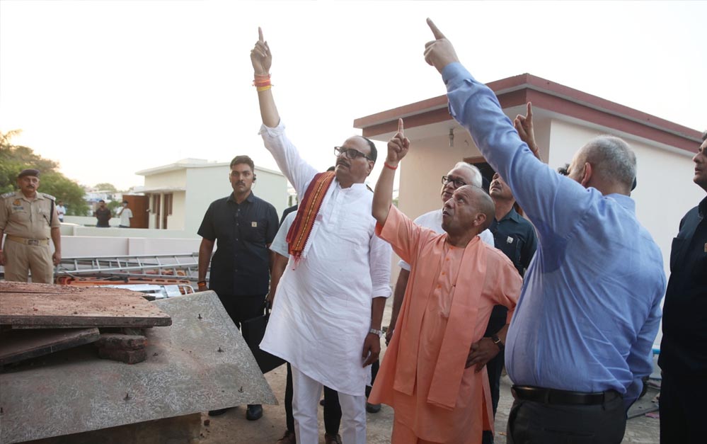 अलीगढ़ से सीधे घटनास्थल और अस्पताल पहुंचे सीएम योगी, हाईलेवल मीटिंग के बाद ताबड़तोड़ एक्शन अलीगढ़ से सीधे घटनास्थल और अस्पताल पहुंचे सीएम योगी, हाईलेवल मीटिंग के बाद ताबड़तोड़ एक्शन