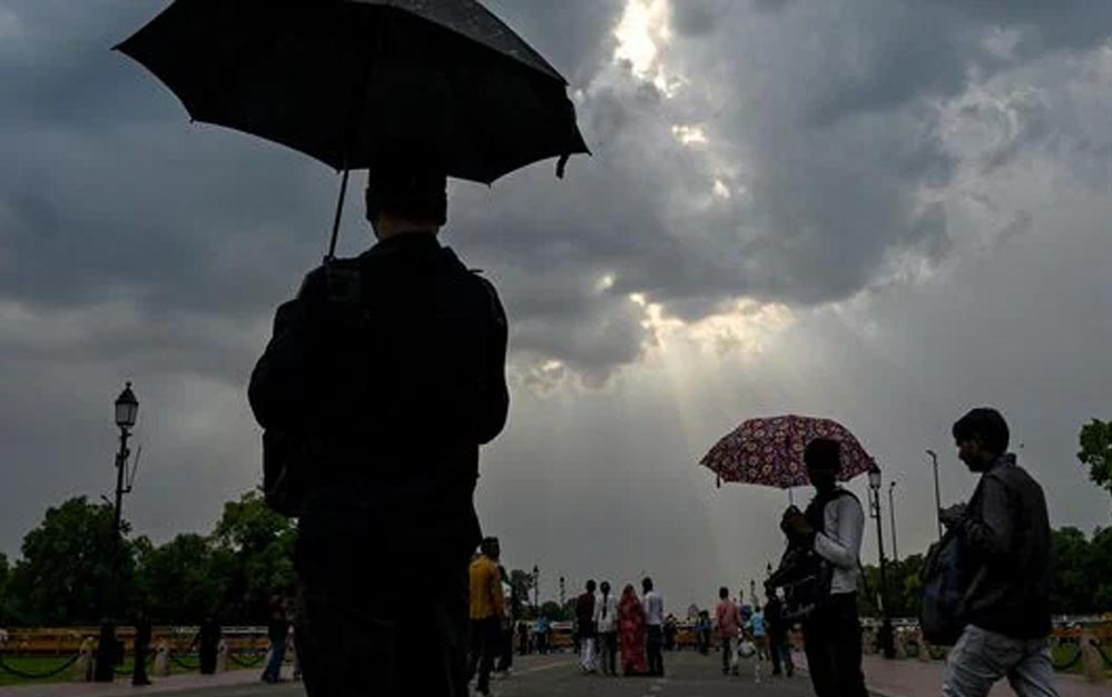 MP Weather Alert: 30 जिलों में बारिश की चेतावनी, 4 जिलों में हीटवेव का खतरा; 52% कम हुई बारिश MP Weather Alert: 30 जिलों में बारिश की चेतावनी, 4 जिलों में हीटवेव का खतरा; 52% कम हुई बारिश