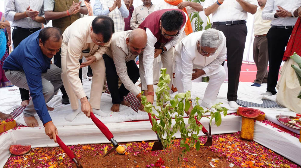 वाणिज्य एवं उद्योग मंत्री लखन लाल देवांगन तथा आवास एवं पर्यावरण मंत्री ओ.पी. चौधरी ने गारमेंट मैन्युफैक्चरिंग यूनिट का किया भूमिपूजन