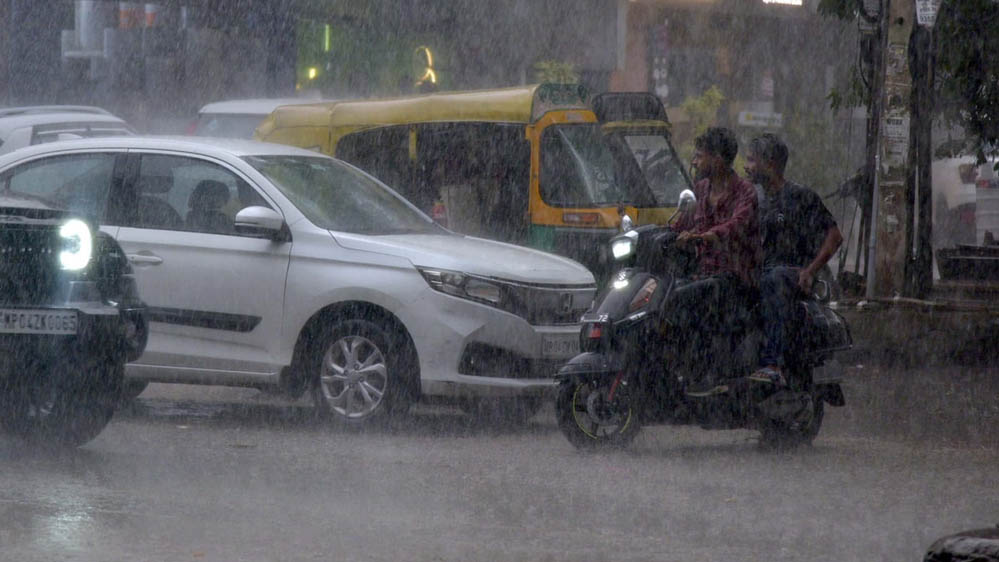 MP Weather Update: 15 जिलों में झमाझम बारिश, 2 दिन में भोपाल-उज्जैन पहुंचेगा मानसून; ग्वालियर-चंबल में इंतजार जारी
