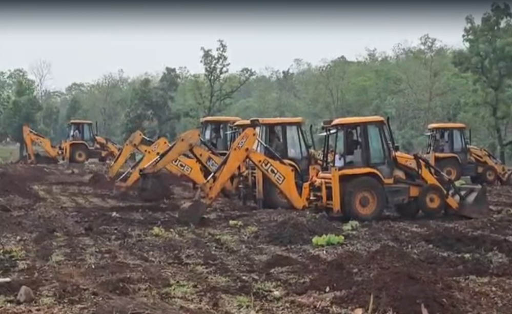 खंडवा में 200 एकड़ जंगल से हटाया अतिक्रमण, 30 JCB और 600 कर्मचारियों की बड़ी कार्रवाई
