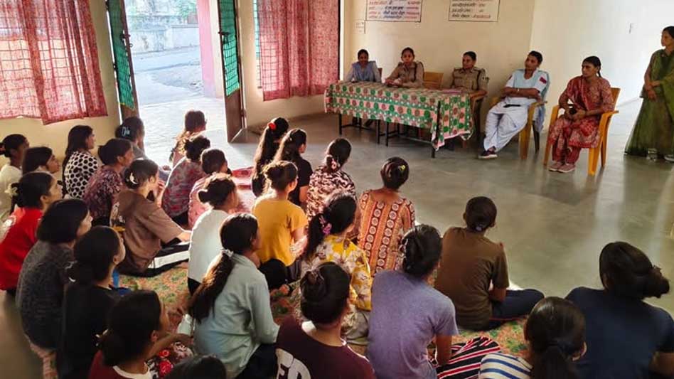 जनजातीय छात्राओं को सुरक्षा और अधिकारों के प्रति किया जा रहा जागरूक जनजातीय छात्राओं को सुरक्षा और अधिकारों के प्रति किया जा रहा जागरूक