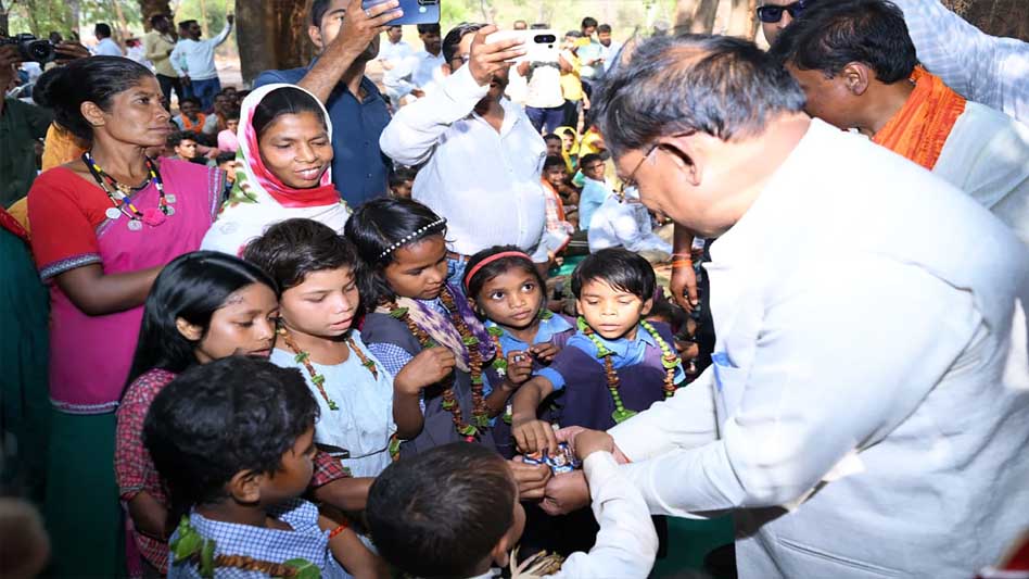 मुख्यमंत्री विष्णु देव साय ने अबूझमाड़ के गारपा में बच्चों और महिलाओं से किया आत्मीय संवाद मुख्यमंत्री विष्णु देव साय ने अबूझमाड़ के गारपा में बच्चों और महिलाओं से किया आत्मीय संवाद