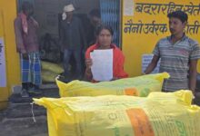 खरीफ सीजन से पहले किसानों को बड़ी राहत, सोसाइटियों में आसानी से मिल रहा खाद; महिला किसान सरिता ने CM विष्णु देव साय का जताया आभार