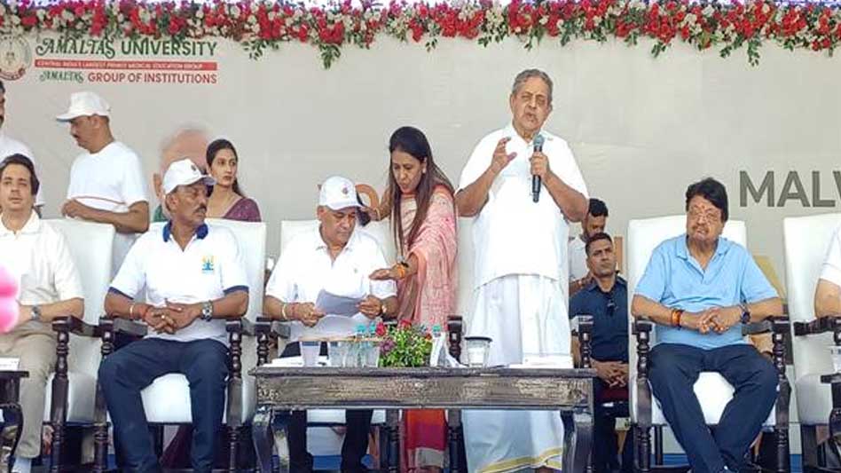 35 हजार से अधिक छात्रों, प्राध्यापकों ने सामूहिक योग कर बनाया विश्व रिकॉर्ड 35 हजार से अधिक छात्रों, प्राध्यापकों ने सामूहिक योग कर बनाया विश्व रिकॉर्ड